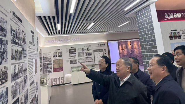 2025年1月，周伯华校友回校参观考察